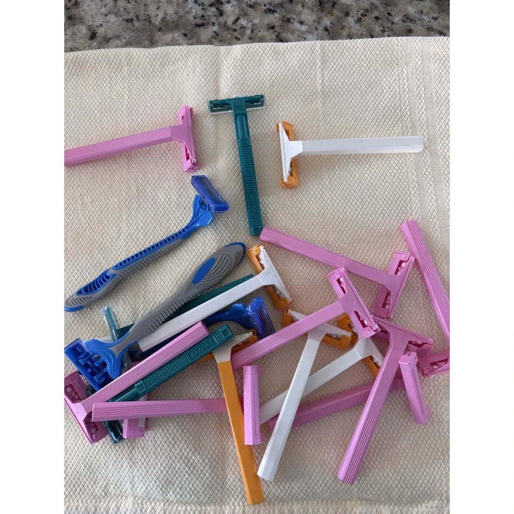 21 Pieces Of Miscellaneous Brand New Disposable‎ Razors, 3424